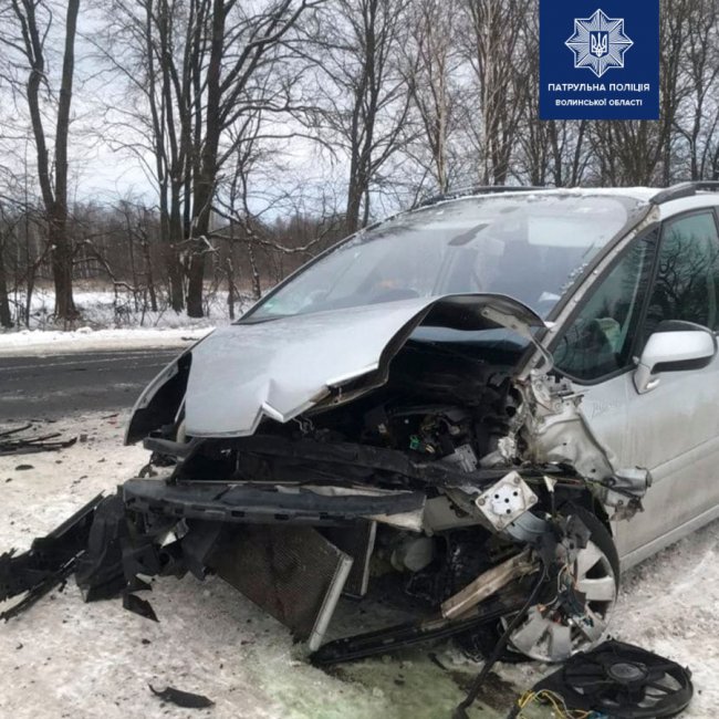 Вирішила піти на обгін: на Волині через необачну водійку сталась аварія