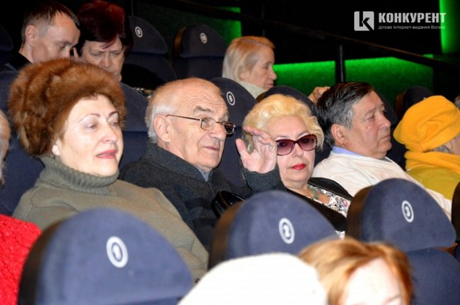 У Луцьку - аншлаг на кіносеансі для пенсіонерів. ФОТО