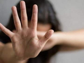 Облила чаєм, ображала і виганяла з дому: волинянку судили за насильство над сестрою