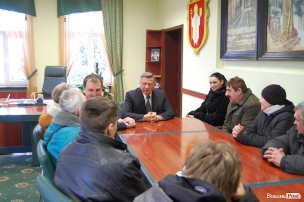 Тролейбусники вимагають у мера Луцька зарплату. ФОТО. ВІДЕО