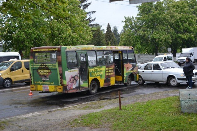 У Луцьку «Волга» зіткнулася з маршруткою
