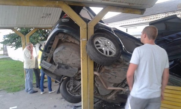 У Володимирі смертельна ДТП: авто влетіло в зупинку. ФОТО