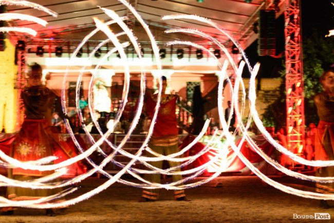 Вогонь у лініях і візерунках із «Ночі у Луцькому замку». ФОТО