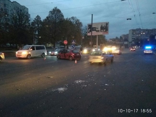 На Соборності Opel врізався у Peugeot
