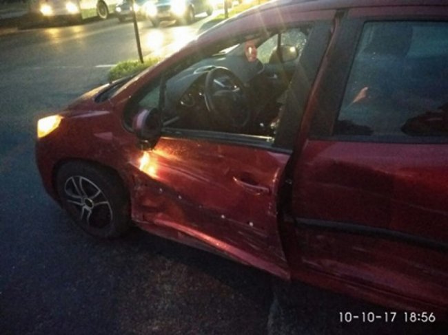 На Соборності Opel врізався у Peugeot