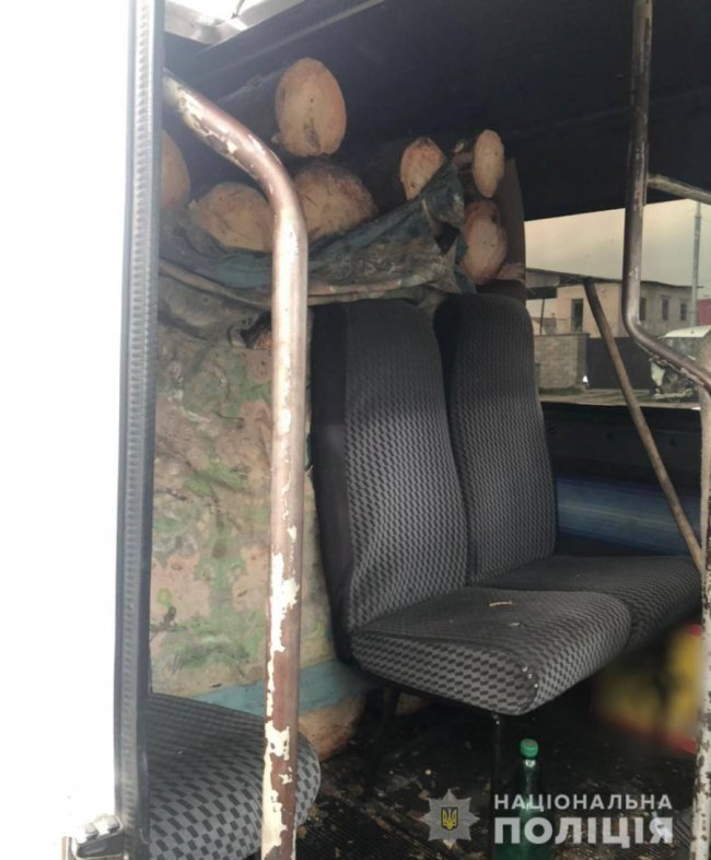 На Волині затримали вантажівку «напаковану» краденими колодами. ФОТО