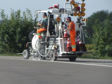 На трасах Волині розмітку наносять по-новому. ФОТО