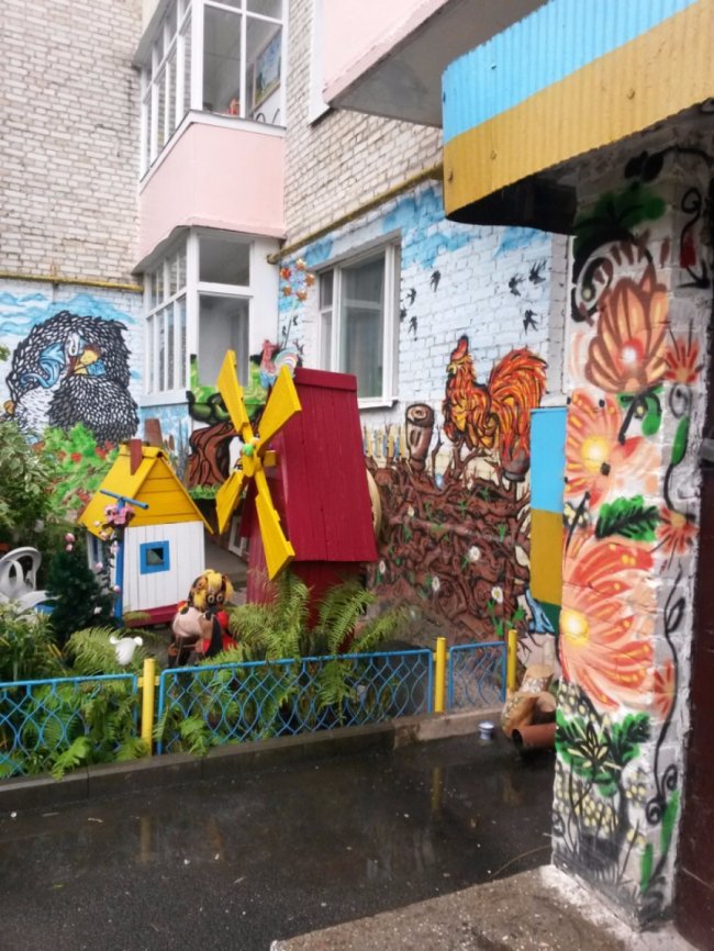 У Луцьку розмалювали двір казковими героями