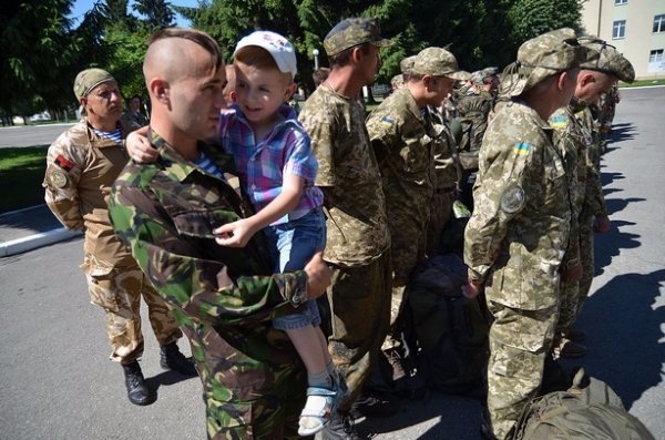 У Львові під вигуки «Герої!» зустріли демобілізованих бійців 80-ї бригади. ФОТО. ВІДЕО