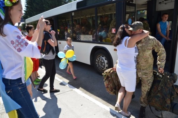 У Львові під вигуки «Герої!» зустріли демобілізованих бійців 80-ї бригади. ФОТО. ВІДЕО