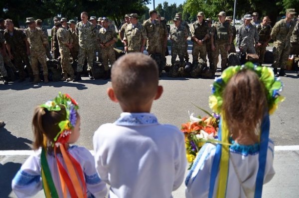 У Львові під вигуки «Герої!» зустріли демобілізованих бійців 80-ї бригади. ФОТО. ВІДЕО