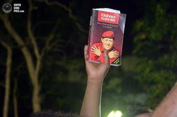 Як ридають за Уго Чавесом. ФОТО