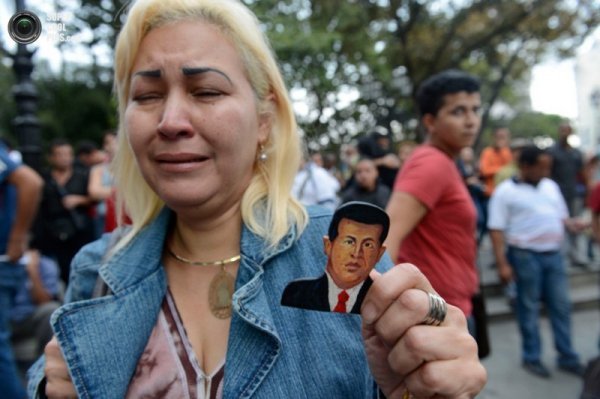 Як ридають за Уго Чавесом. ФОТО