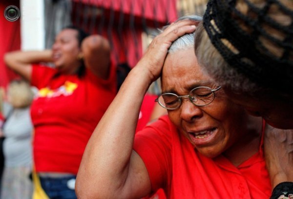 Як ридають за Уго Чавесом. ФОТО