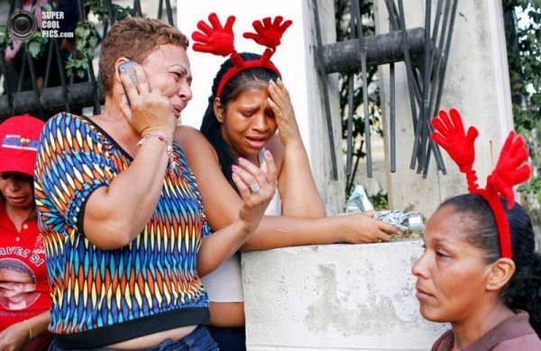 Як ридають за Уго Чавесом. ФОТО