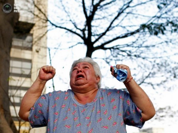 Як ридають за Уго Чавесом. ФОТО