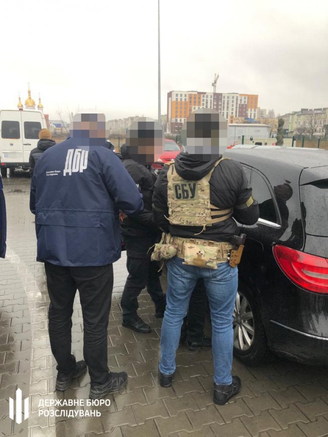 Начальника волинського митного поста із спільником зловили на хабарі у 12 000 доларів. ФОТО