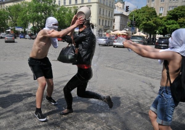 «Водяні маньяки»: як великодню забаву перетворили на хуліганство. ФОТО