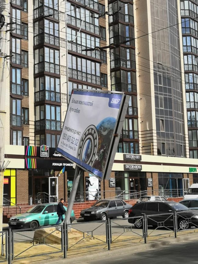«Щось пішло не так»: у Луцьку будь-якої миті може впасти білборд. ФОТО