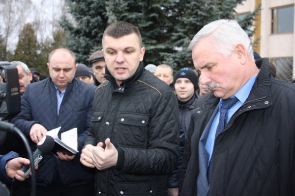 Ігор Гузь разом з шахтарями їде на зустріч до міністра Демчишина. ФОТО