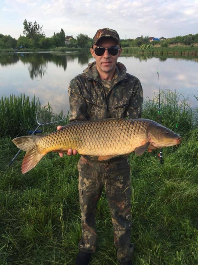 На Волині чоловік упіймав 8-кілограмового коропа. ФОТО