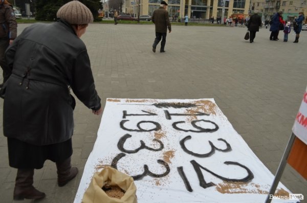«НКВДисти-охоронці хліба» в Луцьку нагадують про голодомор. ФОТО 