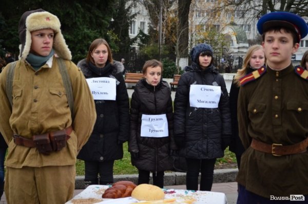 «НКВДисти-охоронці хліба» в Луцьку нагадують про голодомор. ФОТО 