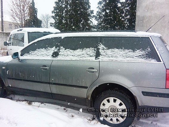 На Волині у чоловіка вилучили зброю, гроші та бурштин. ФОТО