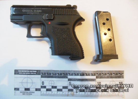 На Волині у чоловіка вилучили зброю, гроші та бурштин. ФОТО