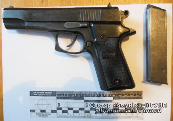 На Волині у чоловіка вилучили зброю, гроші та бурштин. ФОТО