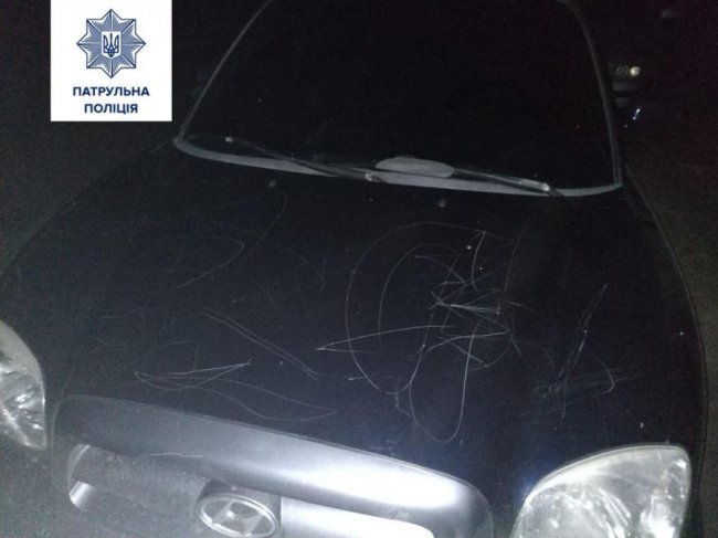 В салоні була 2-річна дитина: п’яний водій збив патрульного і провіз на капоті. ФОТО