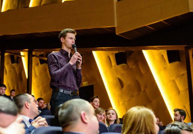 Про що лучани запитували в Андрія Покровського на відкритій зустрічі. ФОТО