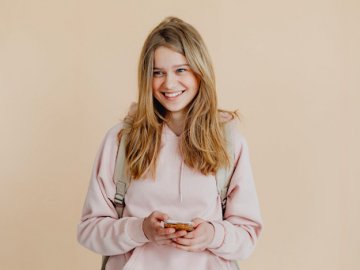 Навіщо потрібні банківські картки для дітей: експертне розʼяснення*