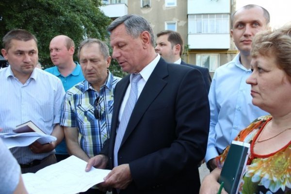 Зустріч мером у дворі, де ведуться ремонтні роботи