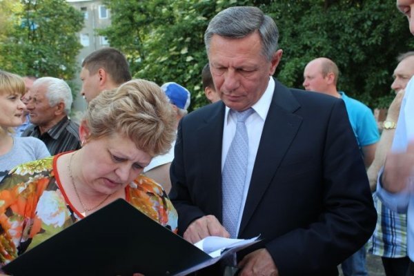 Зустріч мером у дворі, де ведуться ремонтні роботи