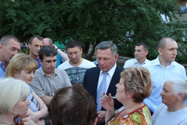 Зустріч мером у дворі, де ведуться ремонтні роботи