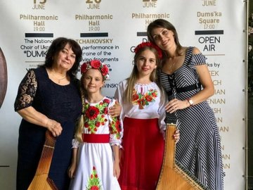 Юні волинянки - переможці всеукраїнського конкурсу бандуристів. ФОТО