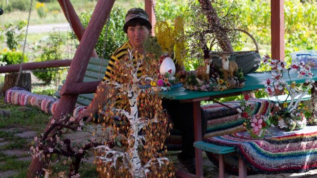 Волинянка створює шедеври з бісеру і природних матеріалів