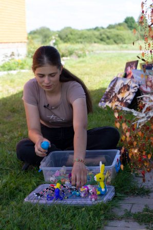 Волинянка створює шедеври з бісеру і природних матеріалів