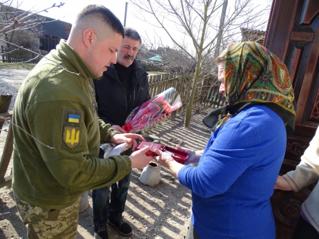 Мамі загиблого Героя з Волині Миколи Столярука вручили нагороду сина. ФОТО