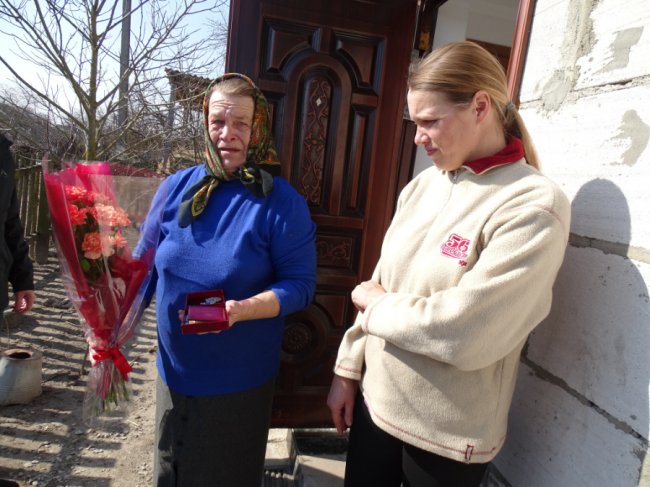 Мамі загиблого Героя з Волині Миколи Столярука вручили нагороду сина. ФОТО