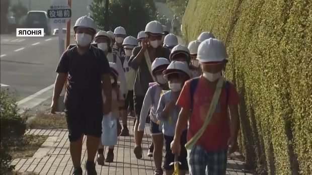 Вулиці засипало попелом: в Японії почалося виверження вулкану