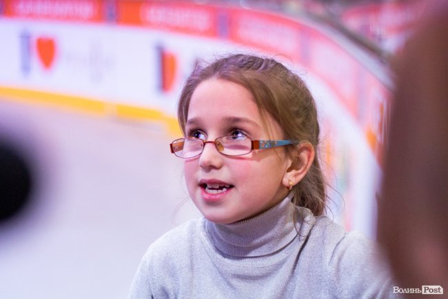 У Луцьку особливі діти з посадовцями вчилися кататися на роликах. ФОТО