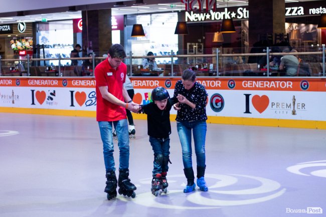 У Луцьку особливі діти з посадовцями вчилися кататися на роликах. ФОТО
