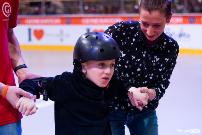 У Луцьку особливі діти з посадовцями вчилися кататися на роликах. ФОТО