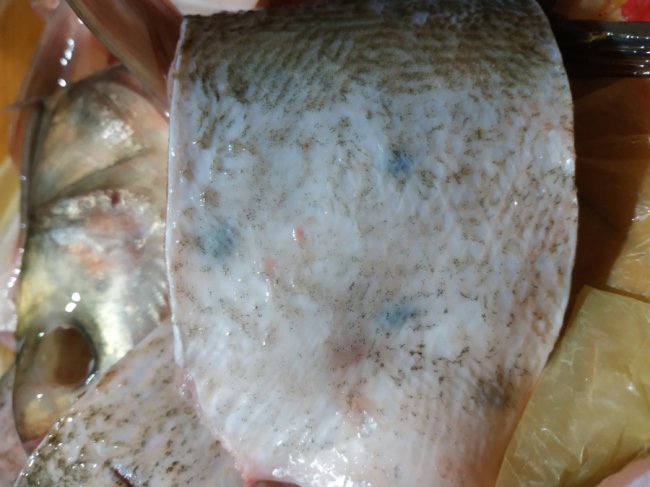  Лучанин запевняє, що купив заражену рибу на ринку «Лучеськ». ФОТО