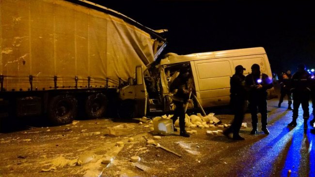 Аварія на Рівненщині: Mercedes врізався у фуру волинянина