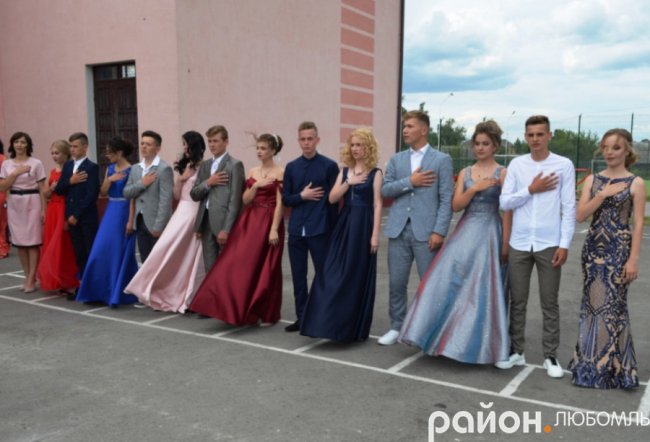 Розкішні сукні і танець батьків під російську «попсу»: випускний у школі на Волині. ВІДЕО. ФОТО