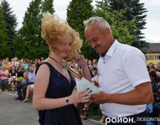 Розкішні сукні і танець батьків під російську «попсу»: випускний у школі на Волині. ВІДЕО. ФОТО