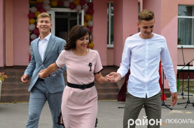 Розкішні сукні і танець батьків під російську «попсу»: випускний у школі на Волині. ВІДЕО. ФОТО